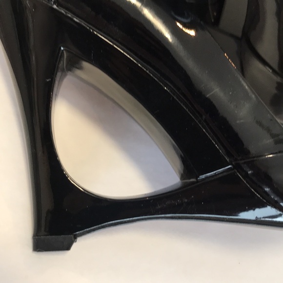 Guess by Marciano. Peep toe, cut out heel pumps. Never worn. - Picture 6 of 8